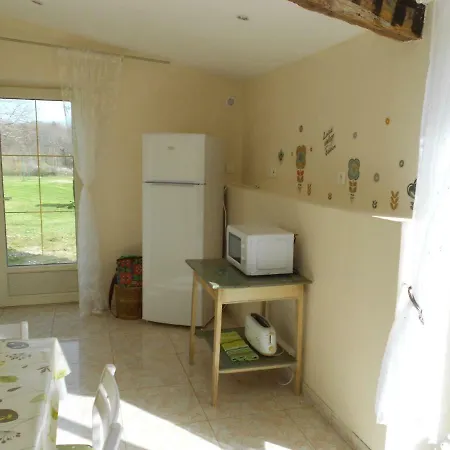 Le Petit Abre A Prunier * Saint-Sauveur (Dordogne)