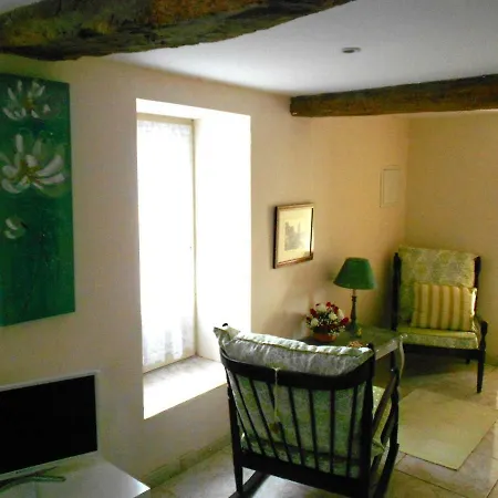 Le Petit Abre A Prunier *